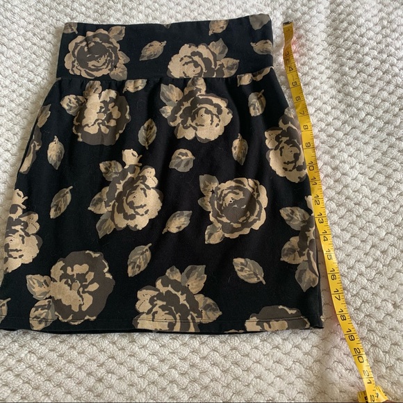 Cute & Classy Black with Beige Floral Skirt by Talula - Picture 10 of 11